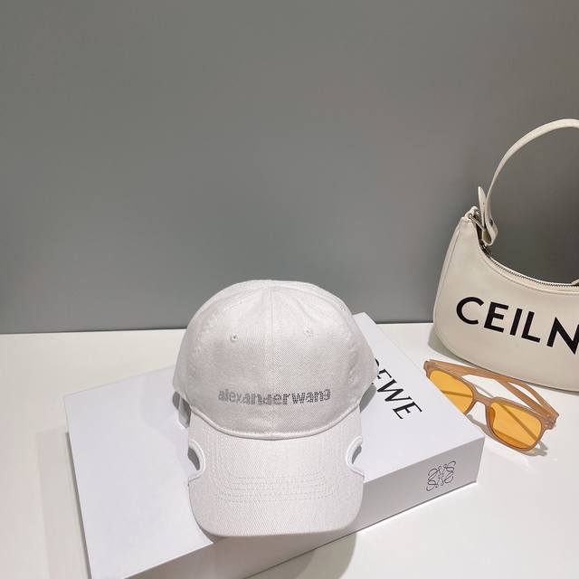 Aiexanderwang春夏新品上架 独家实拍 简单又高级的一款渔夫帽 超级柔软 字母印钻logo 简约时尚